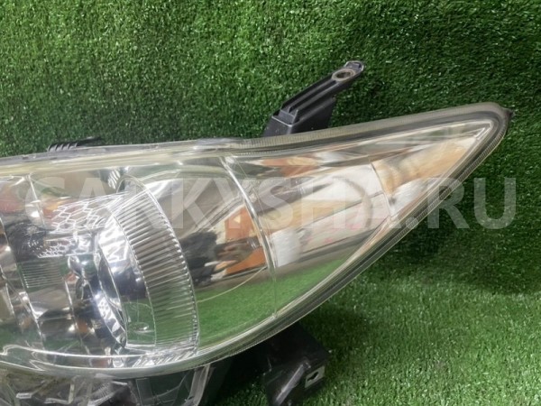 Фара галогеновая Toyota Wish 2014 8118568080 ZGE20, передняя левая Toyota Wish 